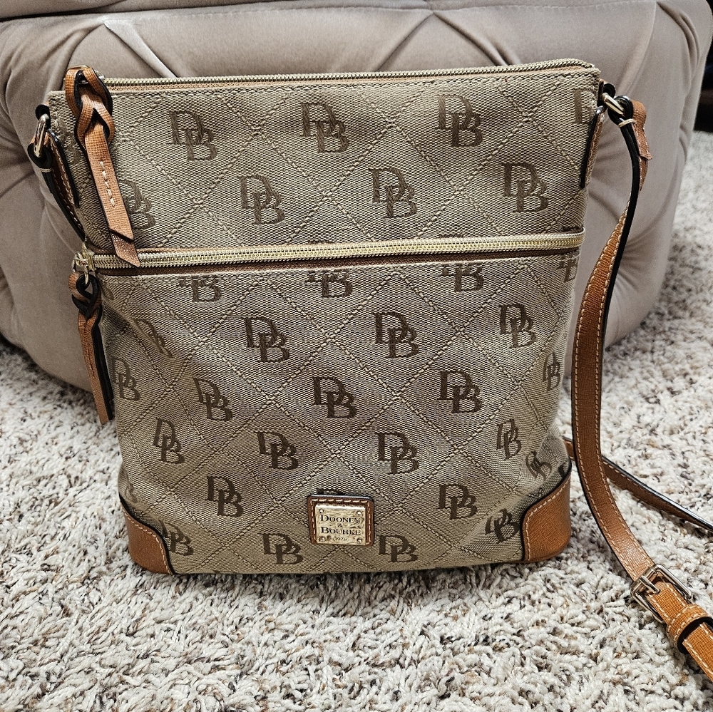 DOONEY & BOURKE Signature Logo Crossbody Handbag ๐ & Matching Wallet - Picture 2 of 16